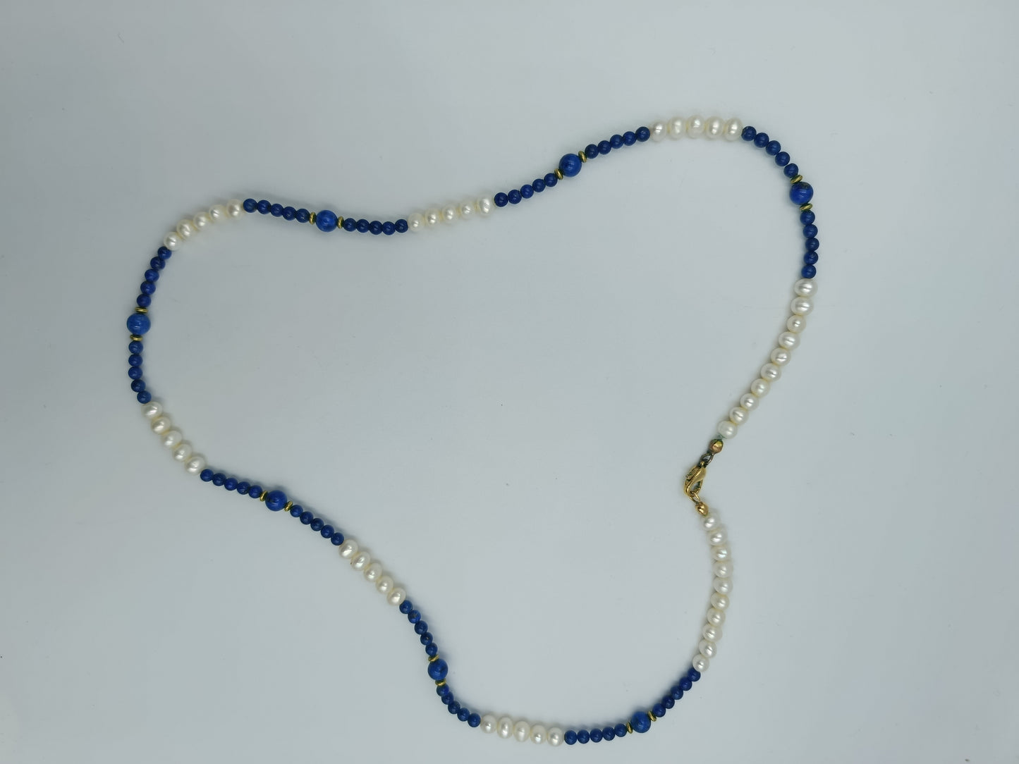 Perlenkette mit Lapislazuli-Elementen