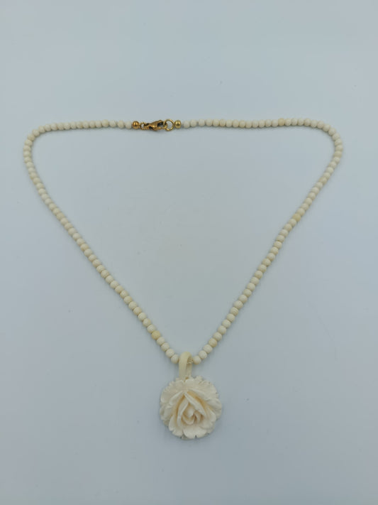 Halskette mit Rosenanhänger & 585er vergoldetem Verschluss