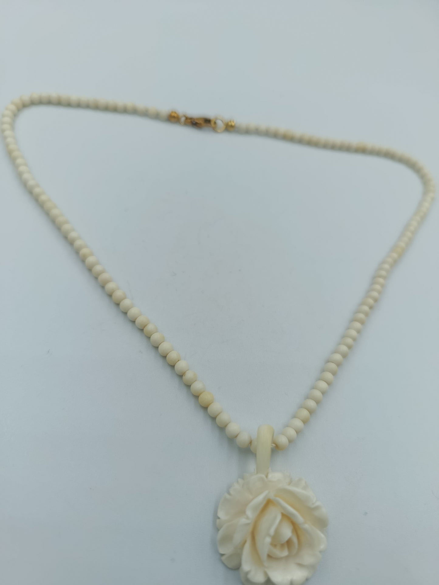 Halskette mit Rosenanhänger & 585er vergoldetem Verschluss