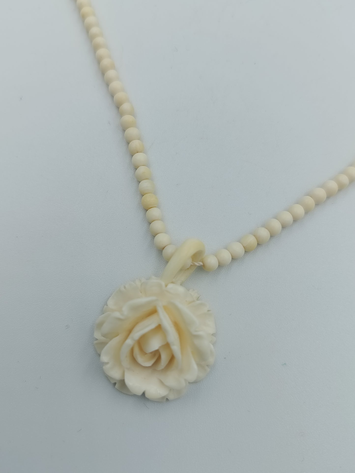 Halskette mit Rosenanhänger & 585er vergoldetem Verschluss