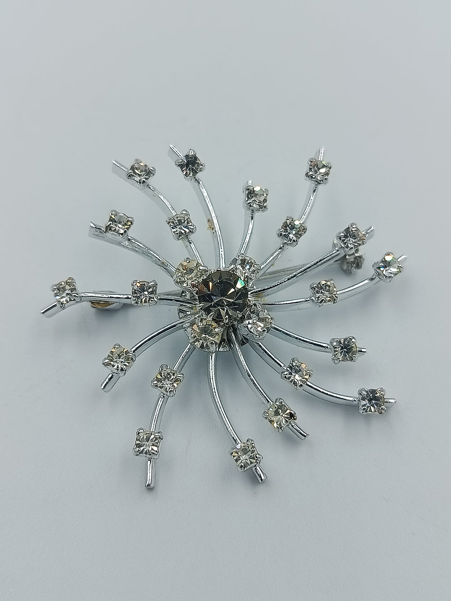 Strahlenförmige Vintage-Brosche in Silberoptik mit Strass