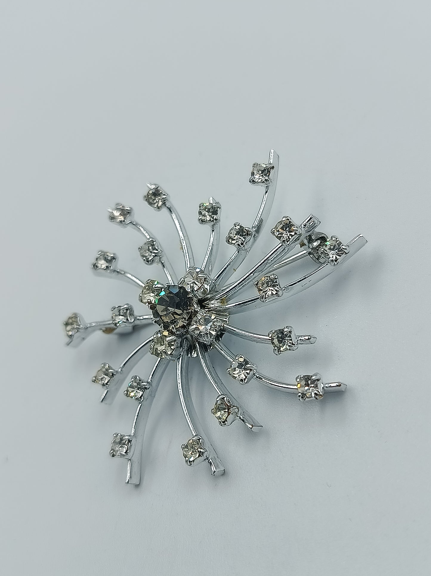 Strahlenförmige Vintage-Brosche in Silberoptik mit Strass