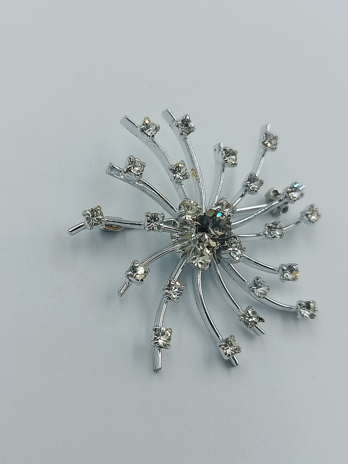 Strahlenförmige Vintage-Brosche in Silberoptik mit Strass