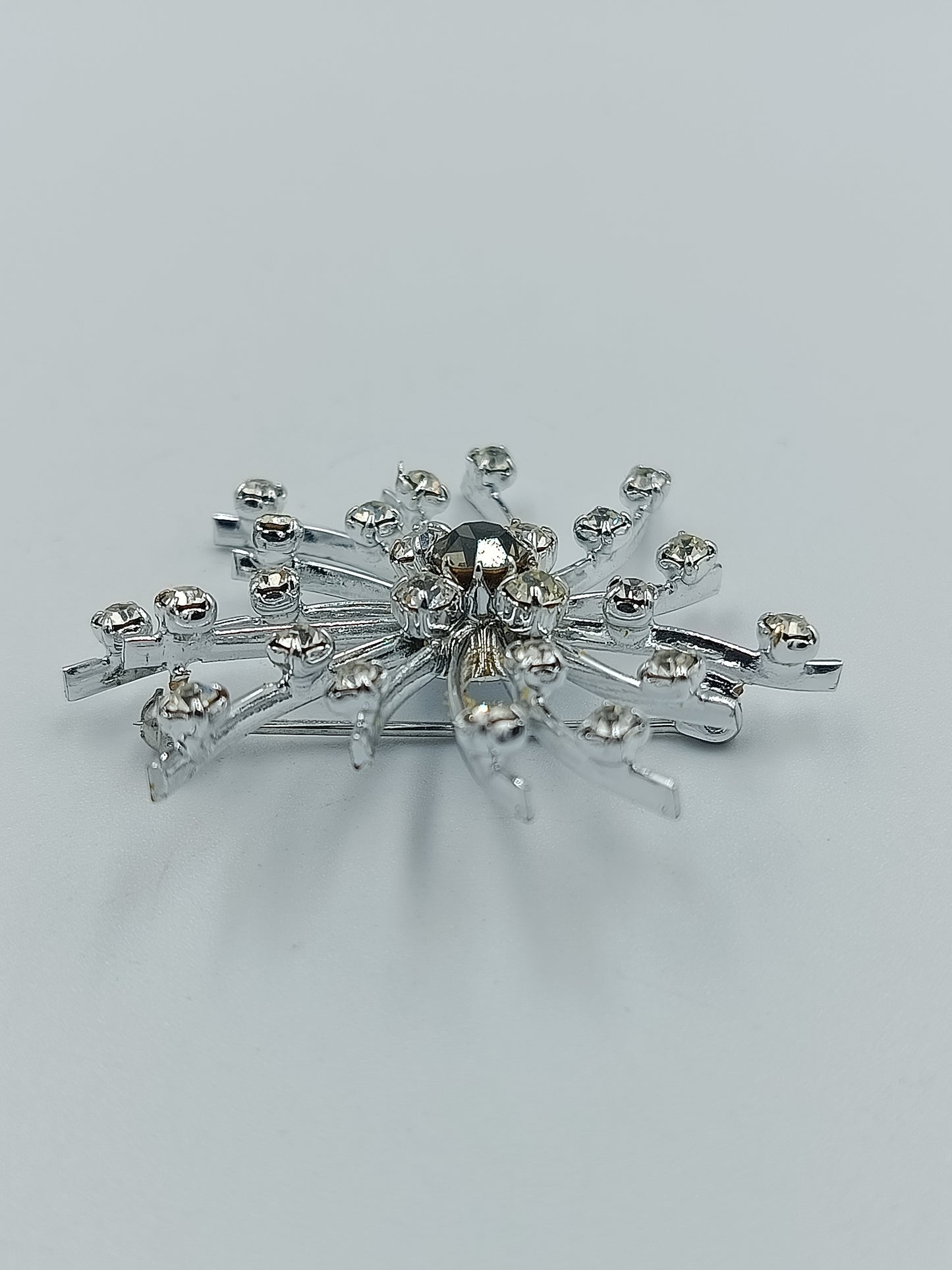 Strahlenförmige Vintage-Brosche in Silberoptik mit Strass