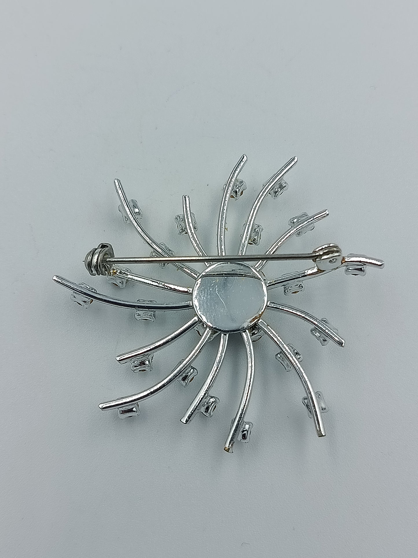 Strahlenförmige Vintage-Brosche in Silberoptik mit Strass
