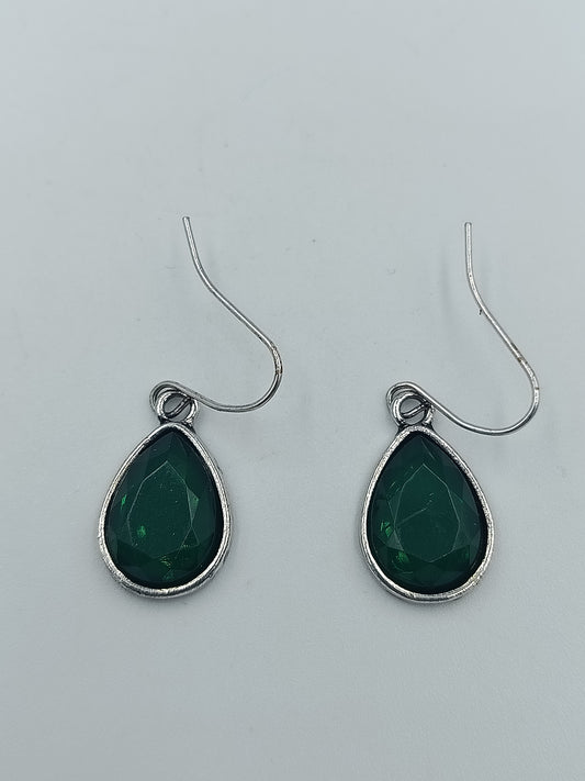 Ohrhänger mit grünen Tropfen-Steinen in Silberoptik
