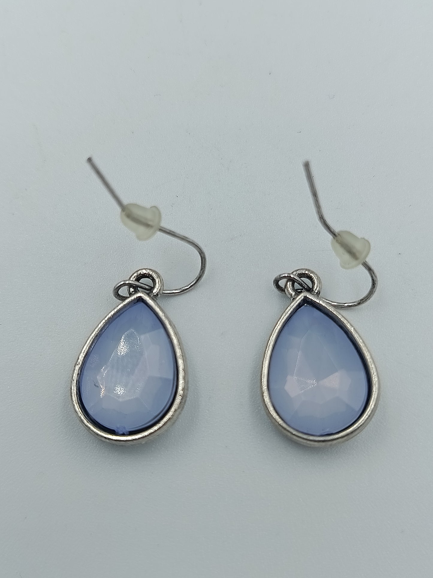 Ohrhänger mit blauen Tropfen-Steinen in Silberoptik