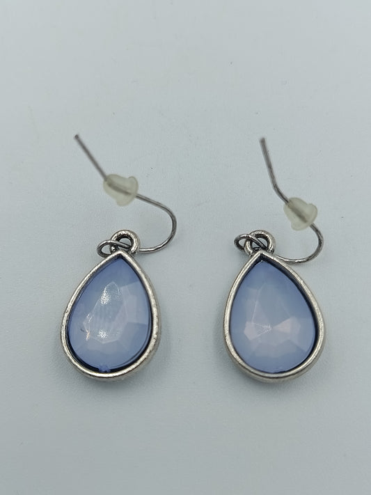 Ohrhänger mit blauen Tropfen-Steinen in Silberoptik