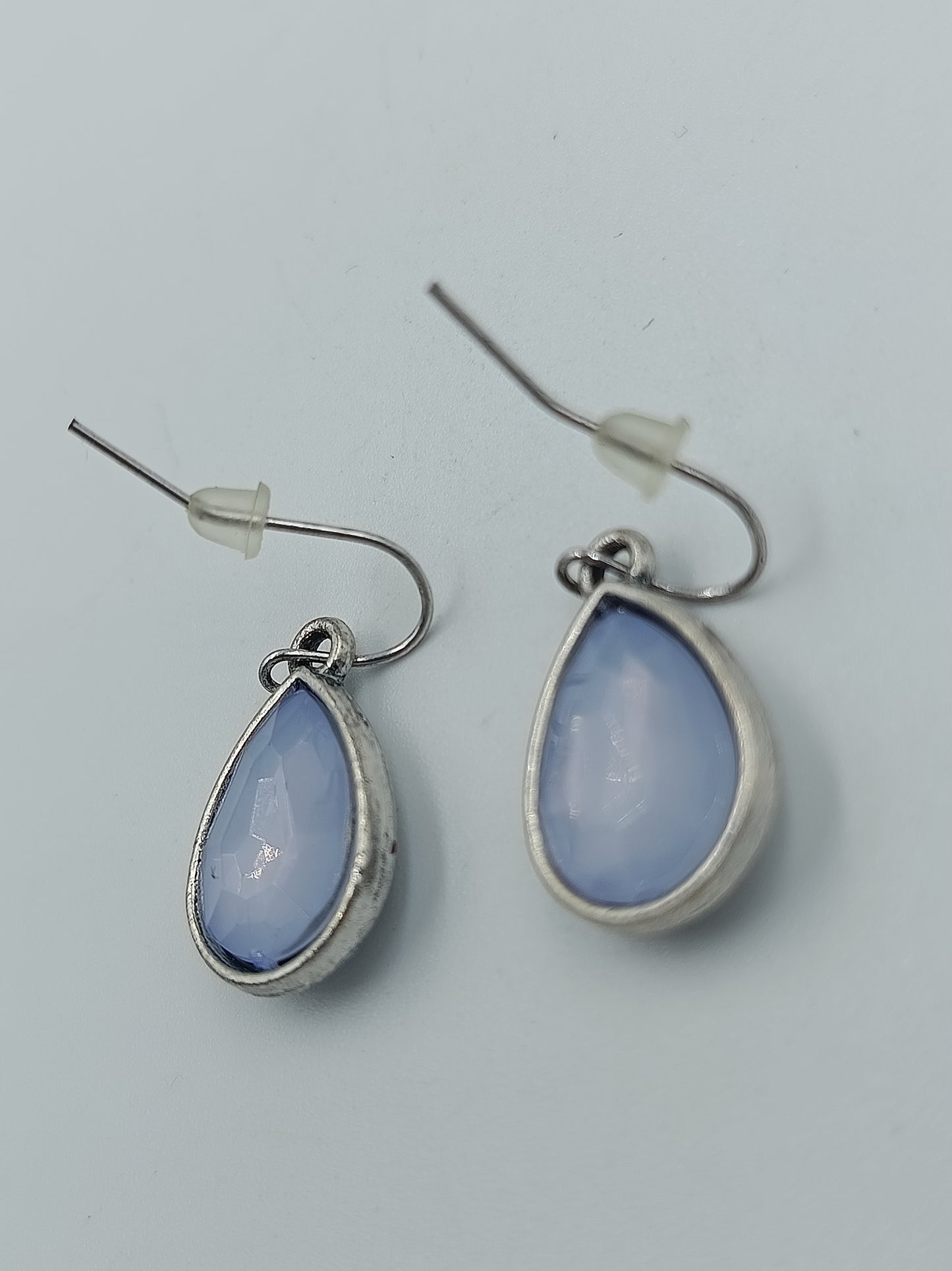 Ohrhänger mit blauen Tropfen-Steinen in Silberoptik