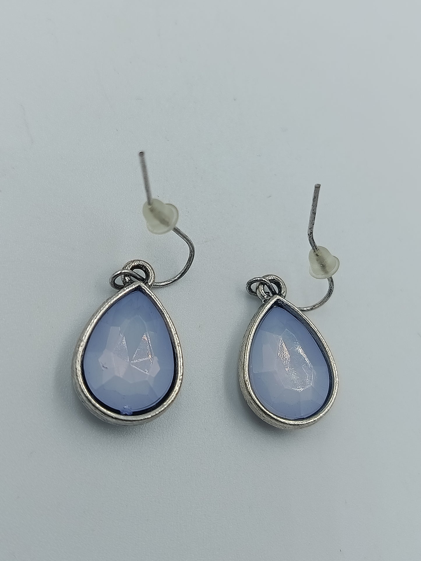 Ohrhänger mit blauen Tropfen-Steinen in Silberoptik