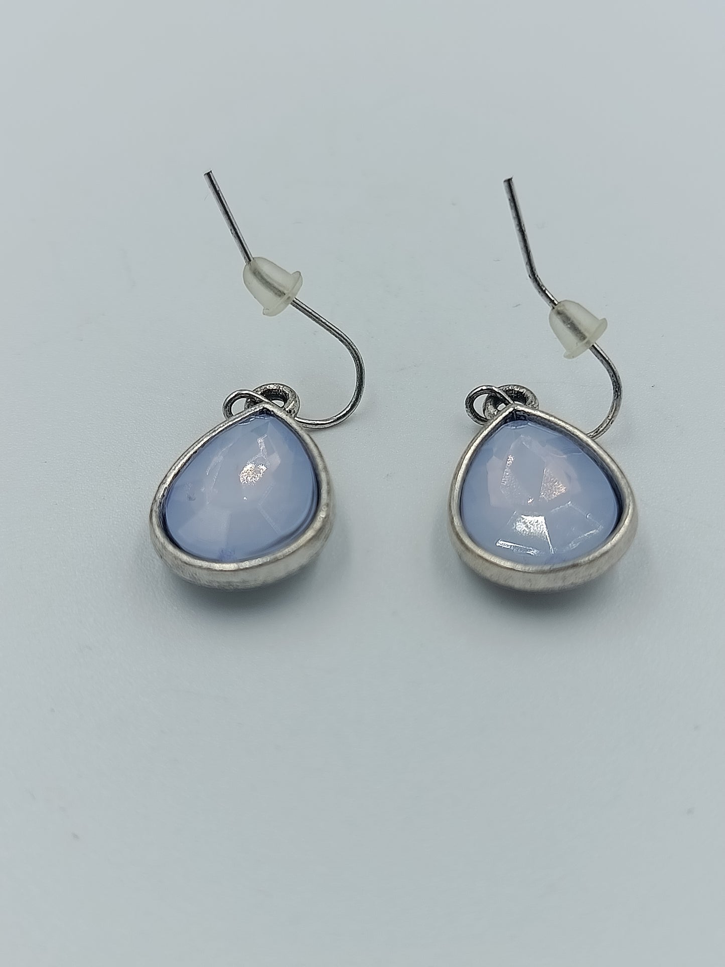 Ohrhänger mit blauen Tropfen-Steinen in Silberoptik