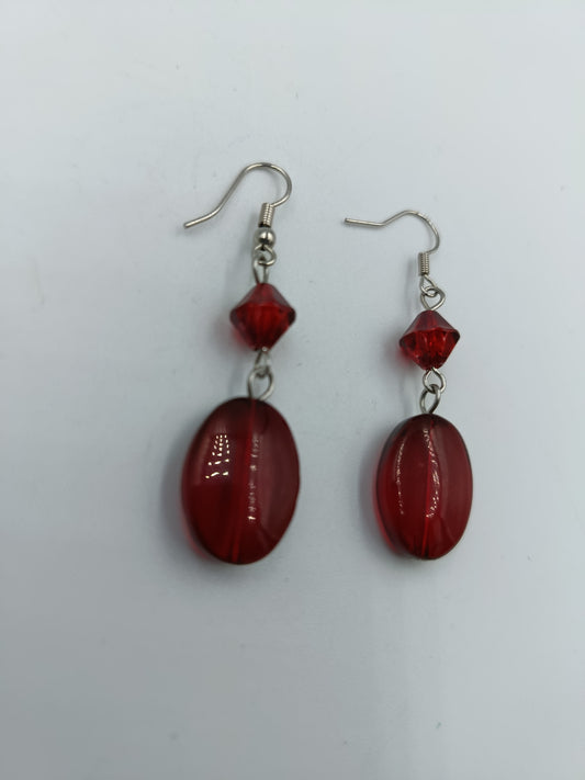 Ohrhänger mit roten Glasperlen