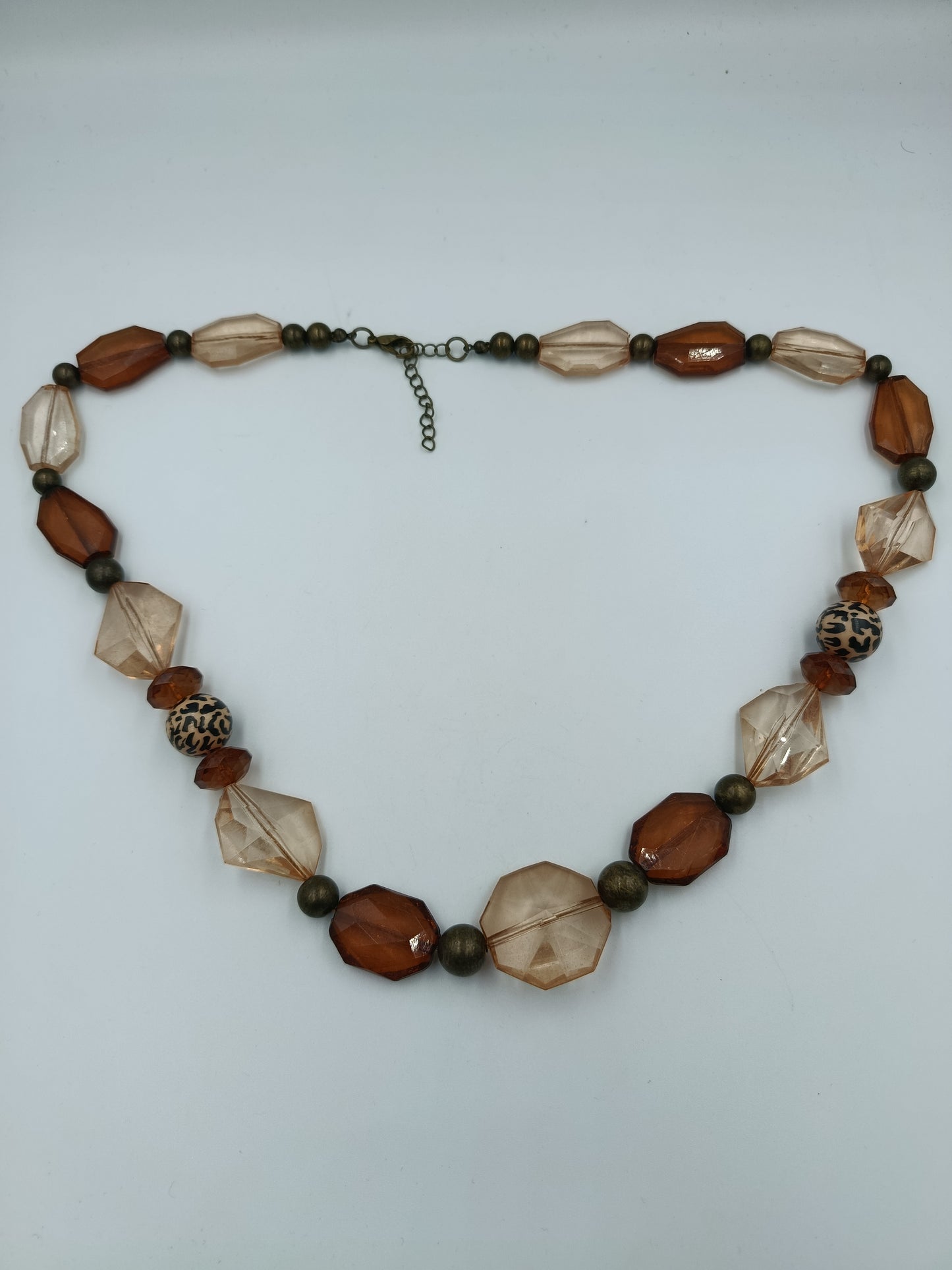 Lange Statement-Kette mit Glas- und Musterperlen