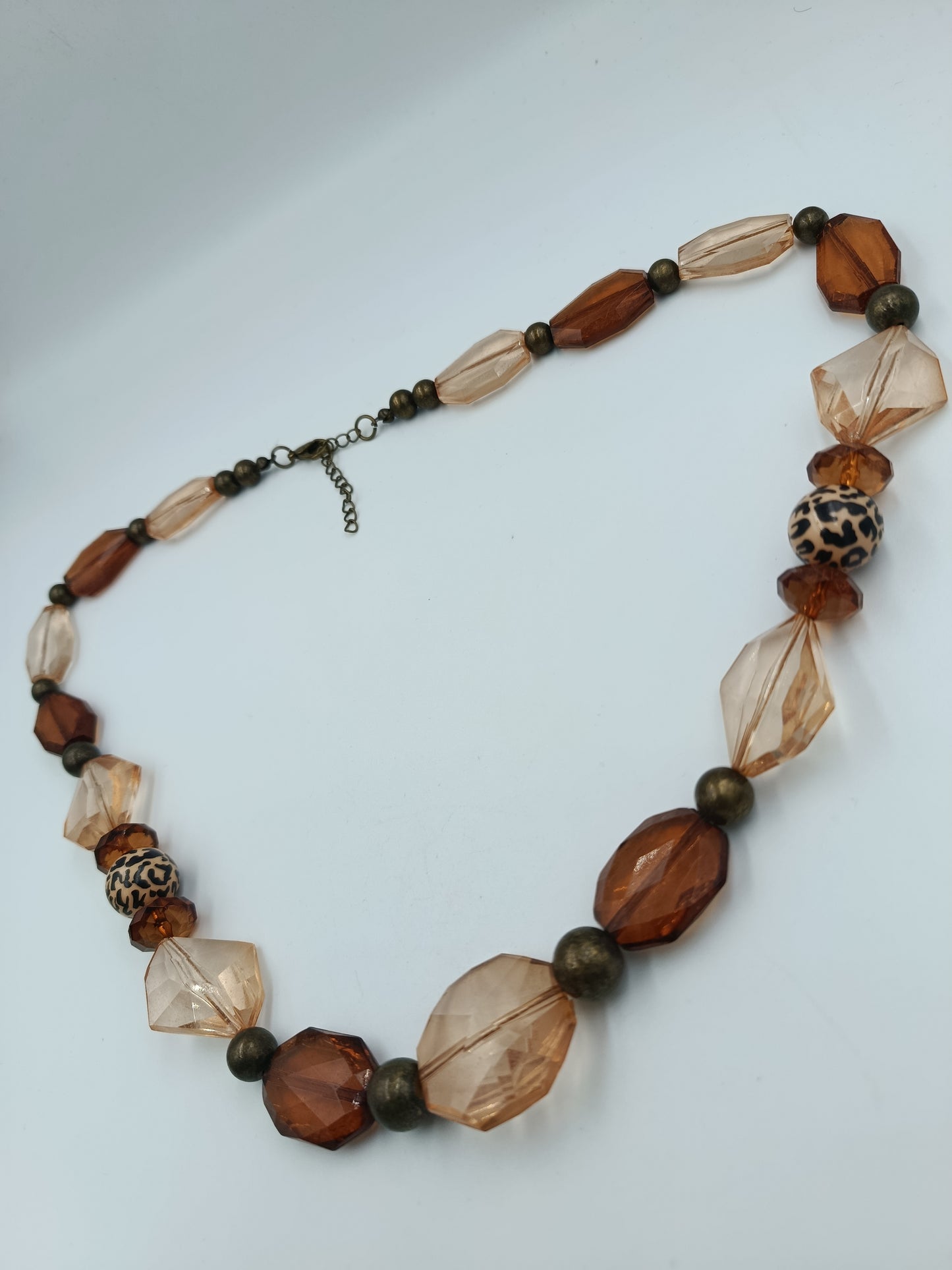 Lange Statement-Kette mit Glas- und Musterperlen