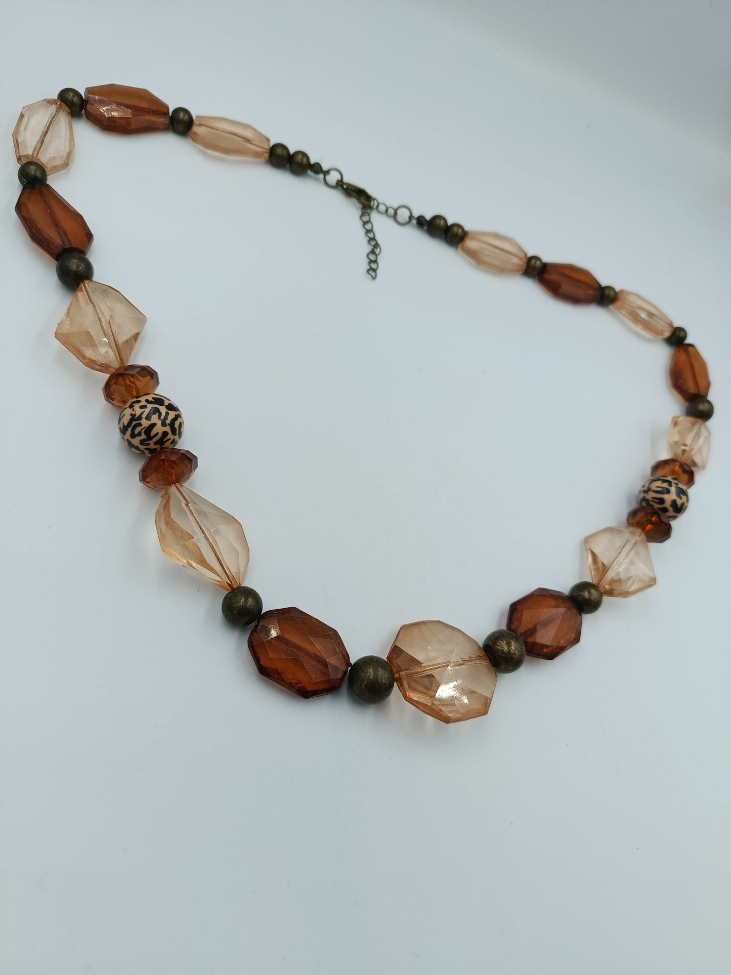 Lange Statement-Kette mit Glas- und Musterperlen