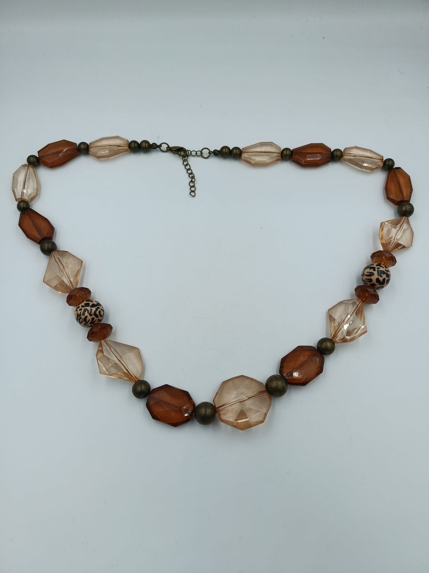 Lange Statement-Kette mit Glas- und Musterperlen