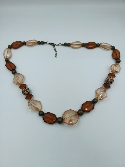 Lange Statement-Kette mit Glas- und Musterperlen