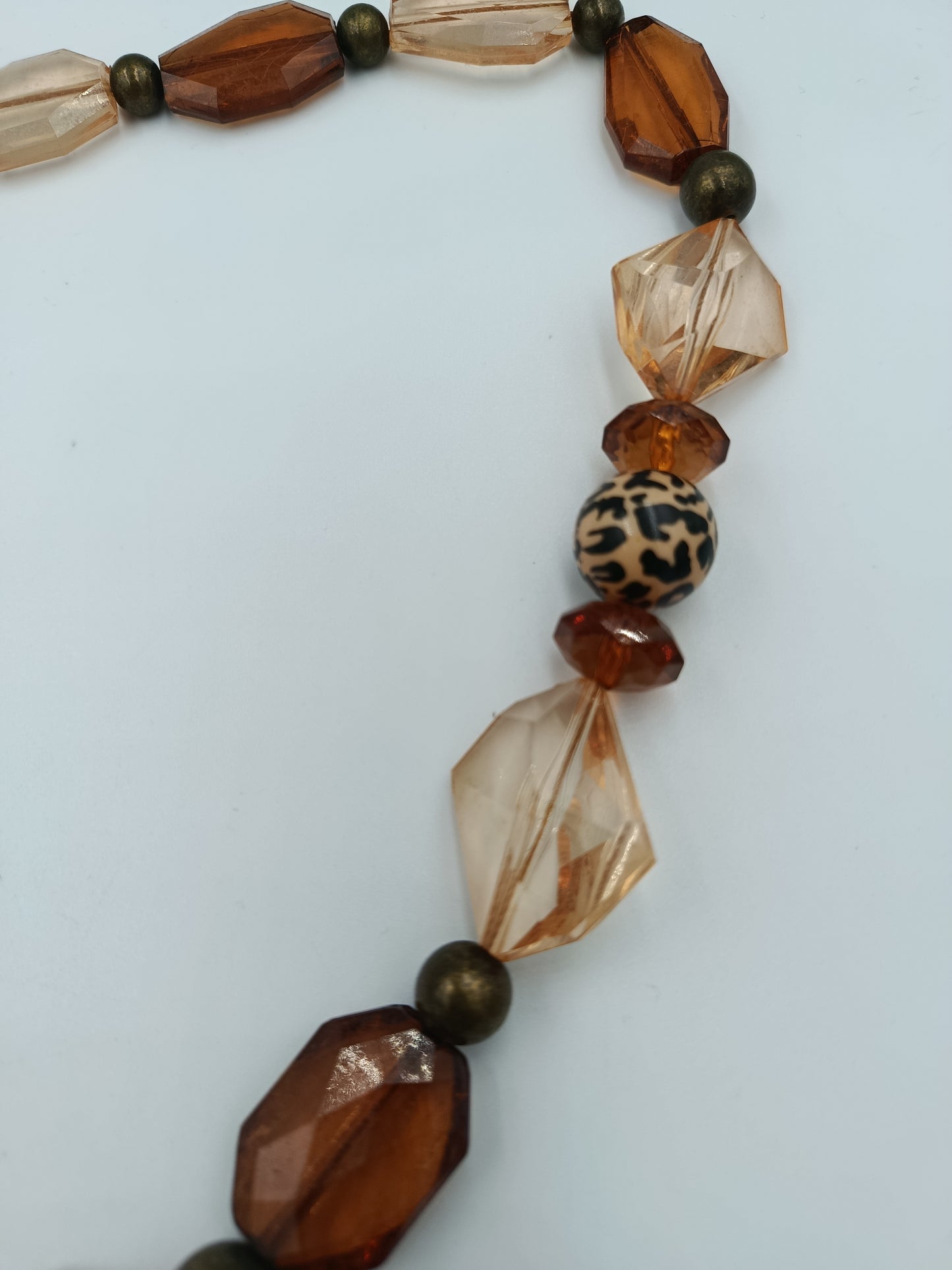 Lange Statement-Kette mit Glas- und Musterperlen