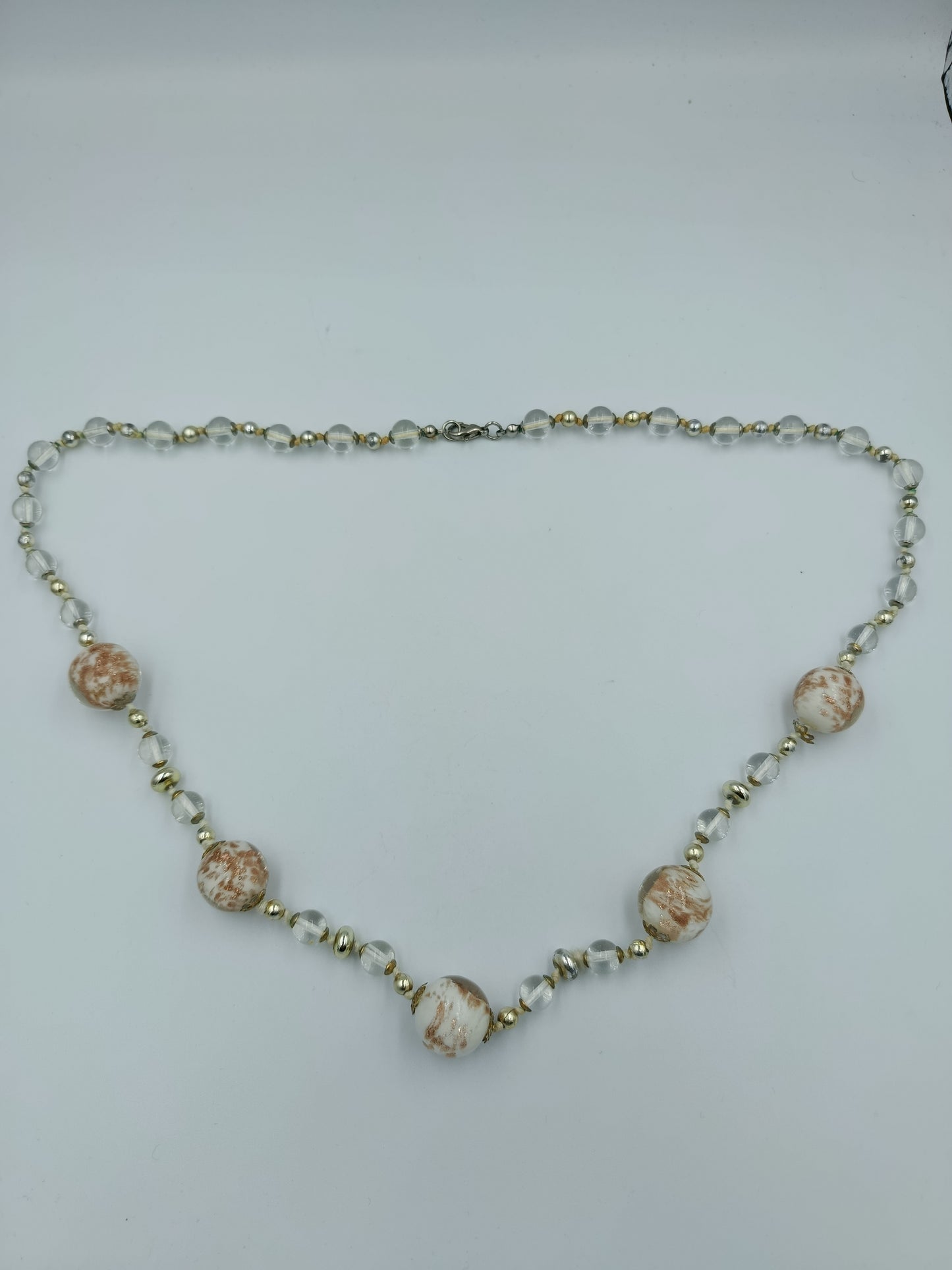 Glasperlenkette mit marmorierten Akzentperlen