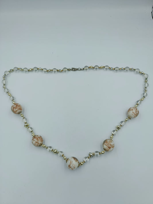 Glasperlenkette mit marmorierten Akzentperlen