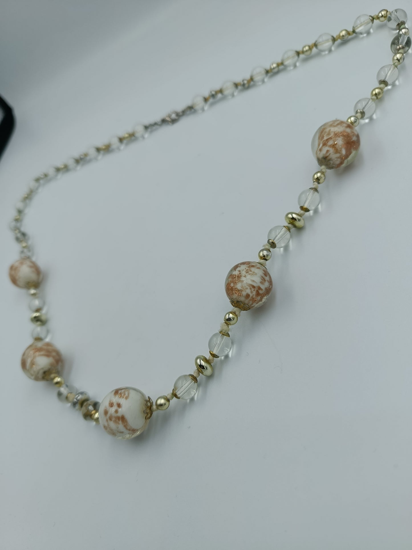 Glasperlenkette mit marmorierten Akzentperlen