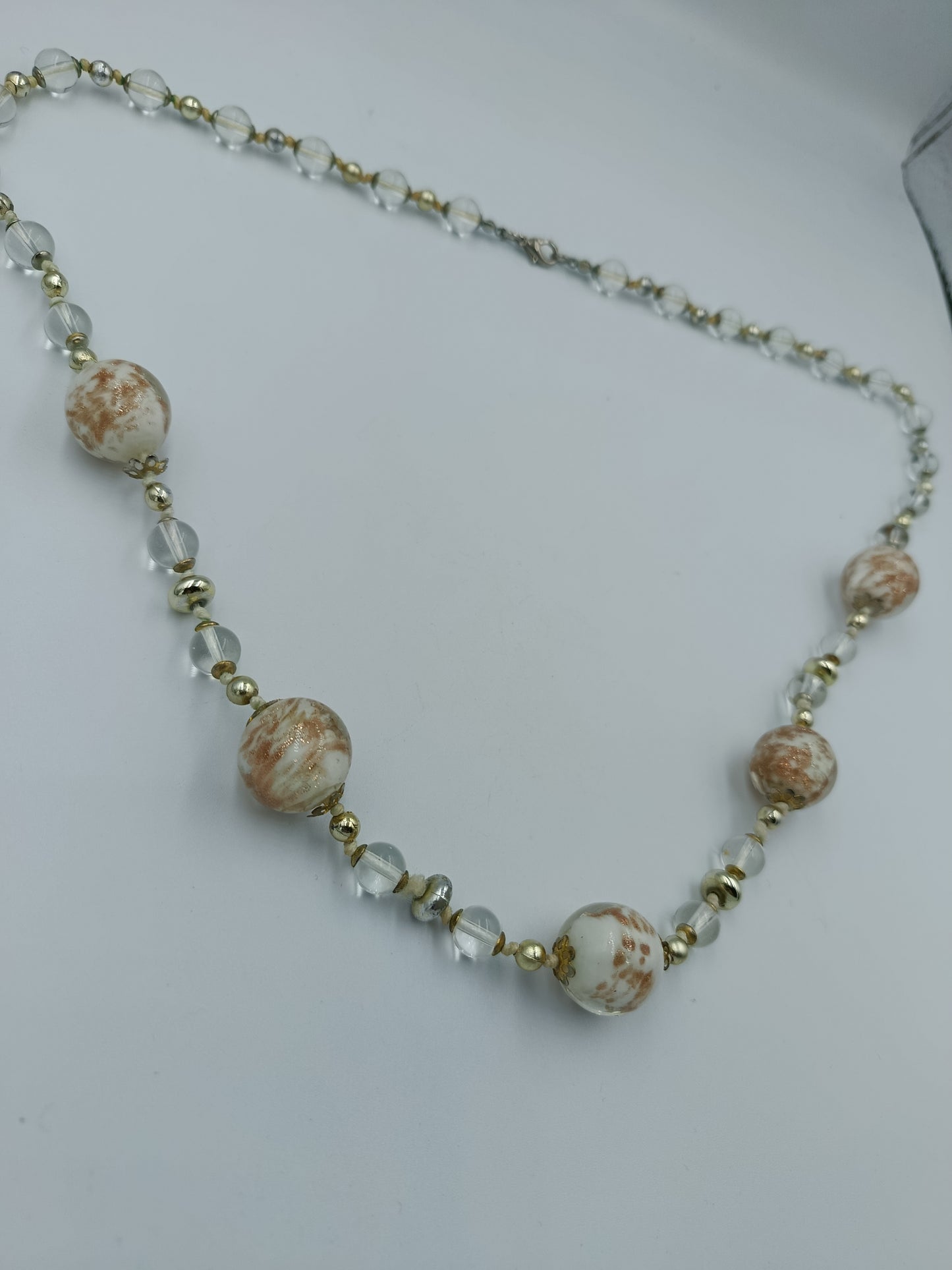 Glasperlenkette mit marmorierten Akzentperlen