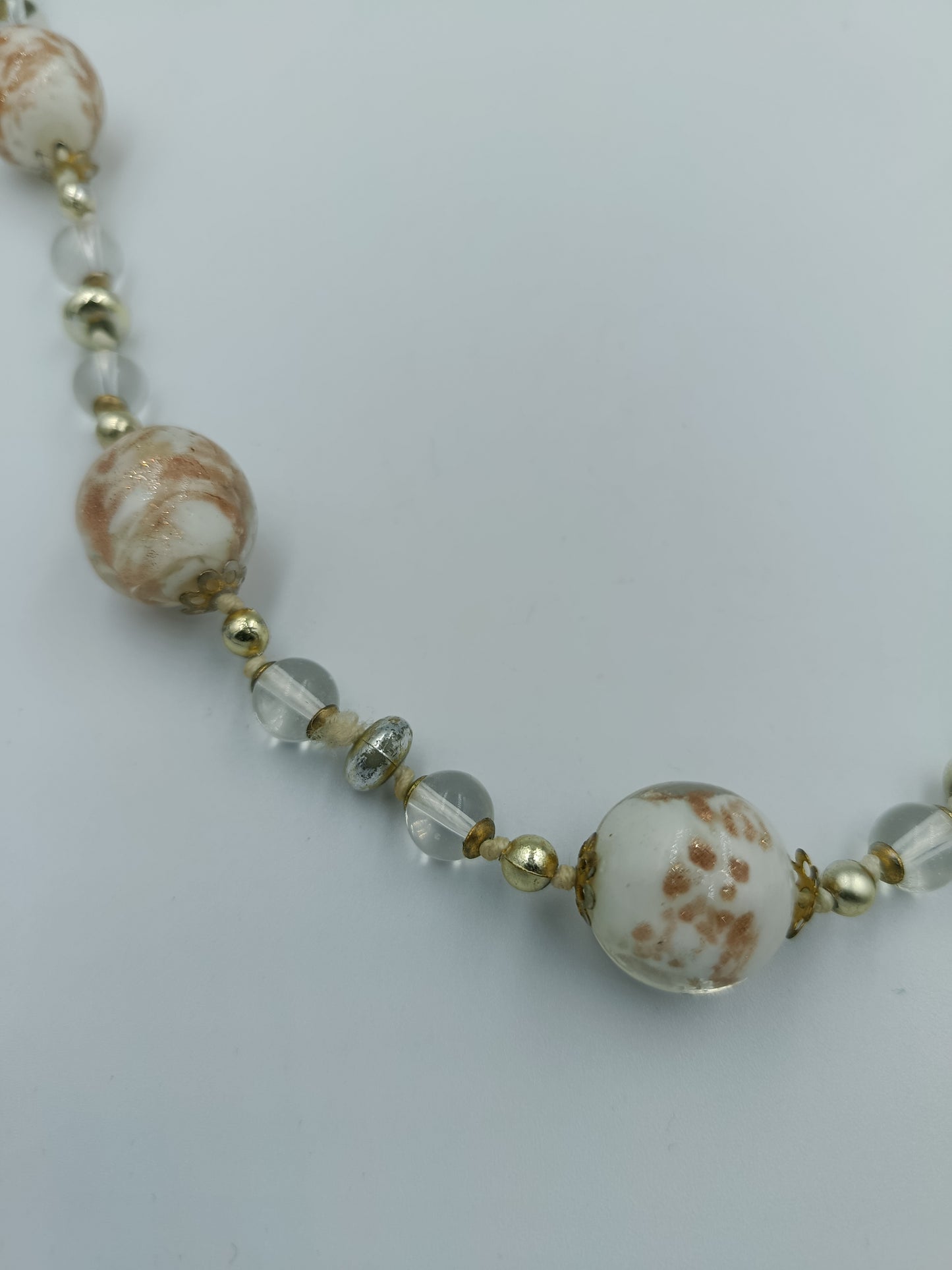 Glasperlenkette mit marmorierten Akzentperlen