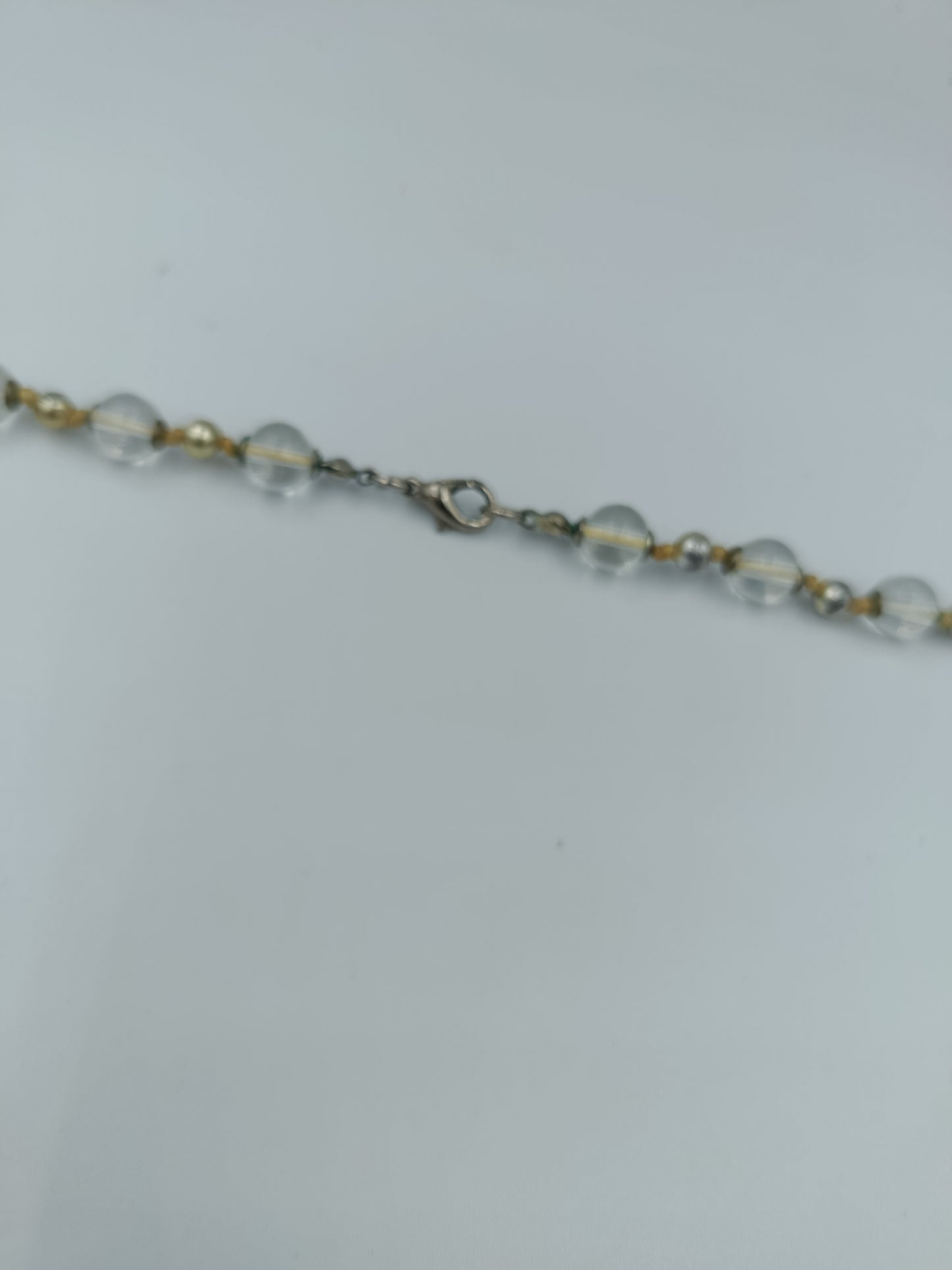 Glasperlenkette mit marmorierten Akzentperlen