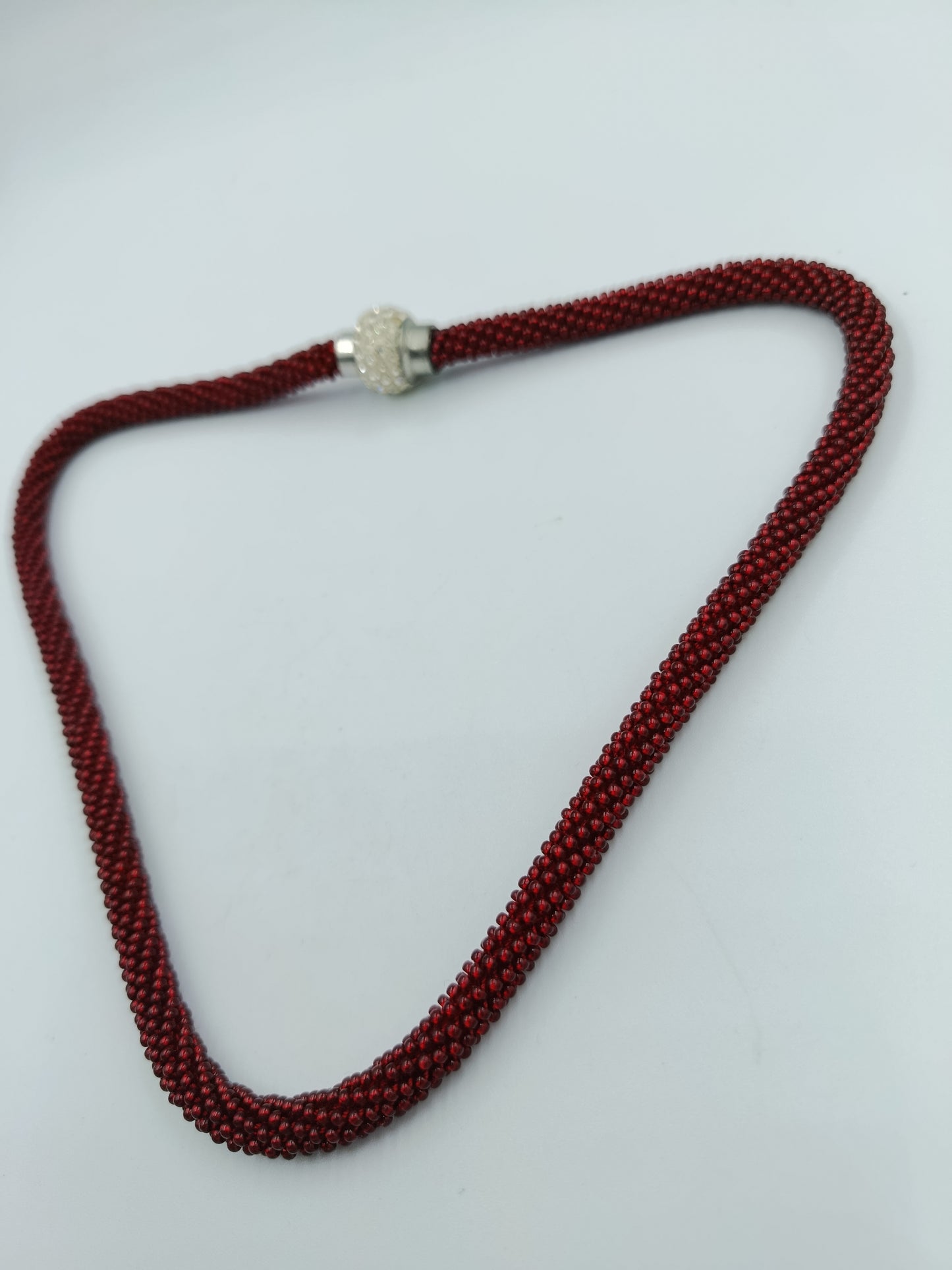 Rote Kette mit Strass-Magnetverschluss