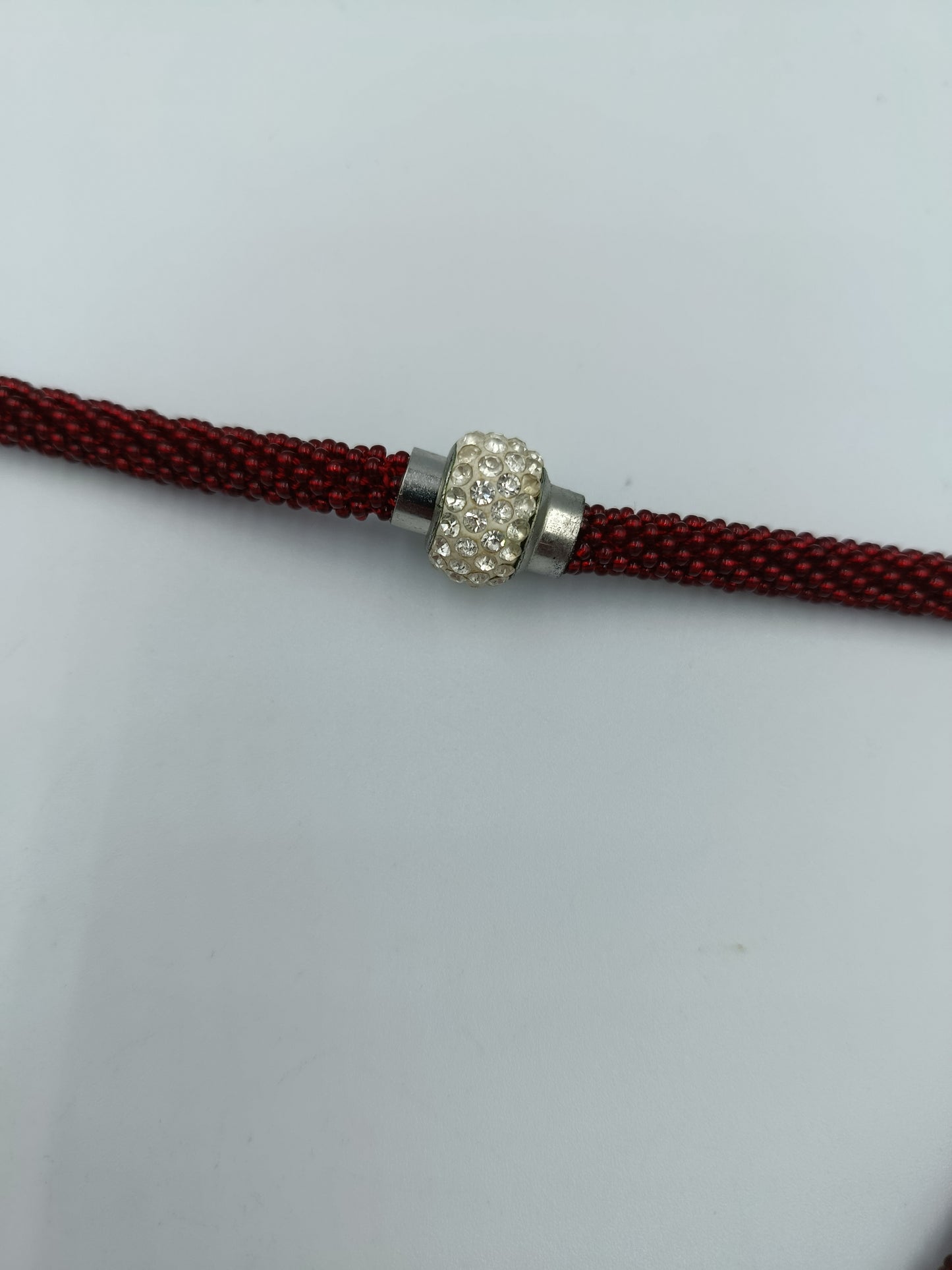 Rote Kette mit Strass-Magnetverschluss