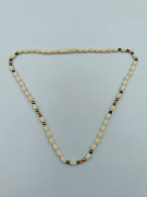 Vintage-Kette mit cremefarbenen Perlen und Farbakzenten