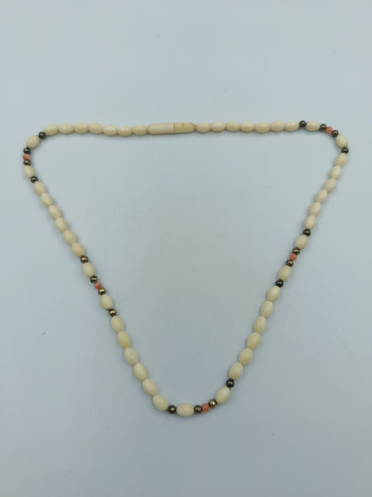 Vintage-Kette mit cremefarbenen Perlen und Farbakzenten