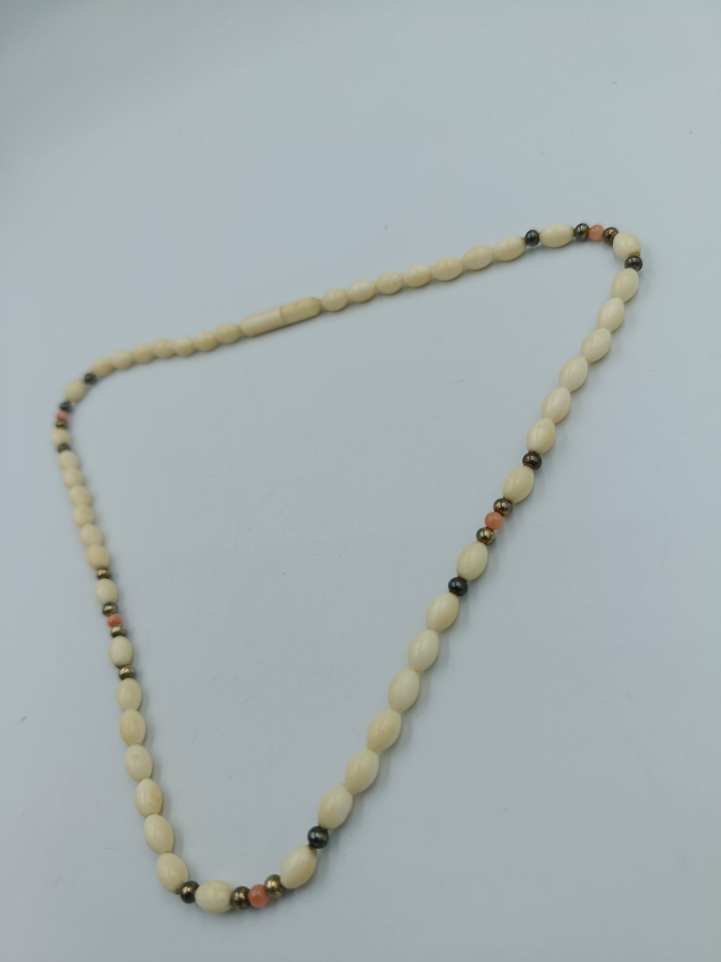 Vintage-Kette mit cremefarbenen Perlen und Farbakzenten