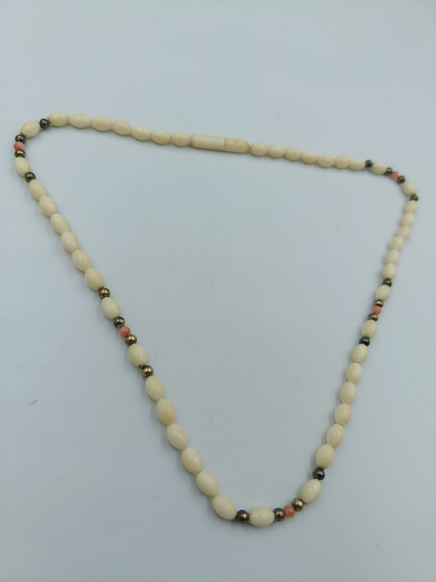 Vintage-Kette mit cremefarbenen Perlen und Farbakzenten