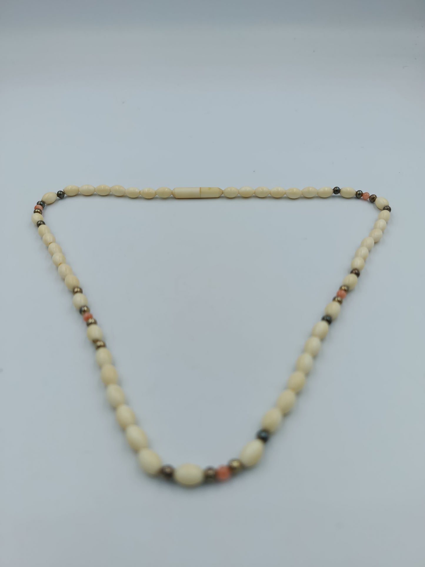 Vintage-Kette mit cremefarbenen Perlen und Farbakzenten