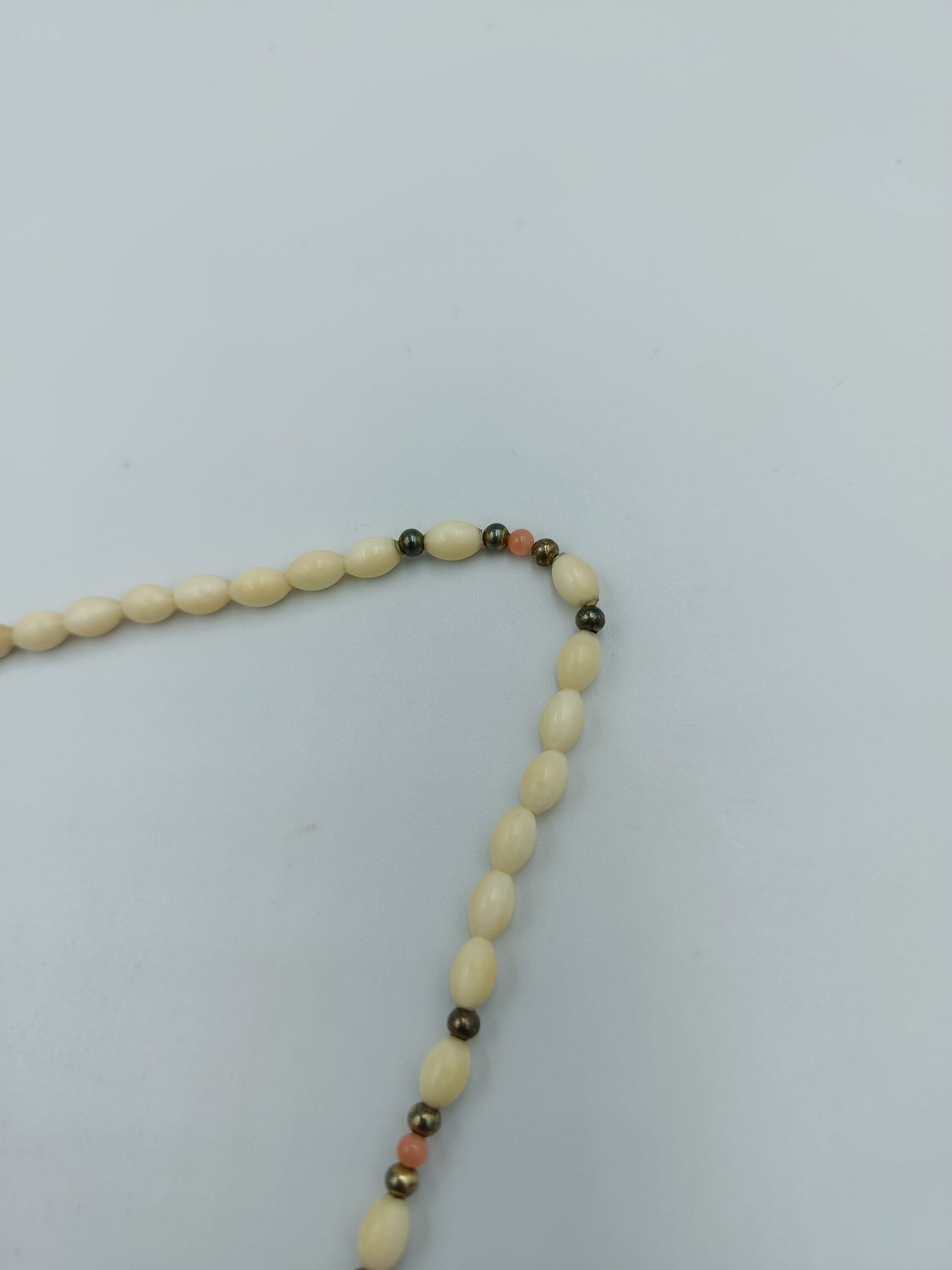 Vintage-Kette mit cremefarbenen Perlen und Farbakzenten