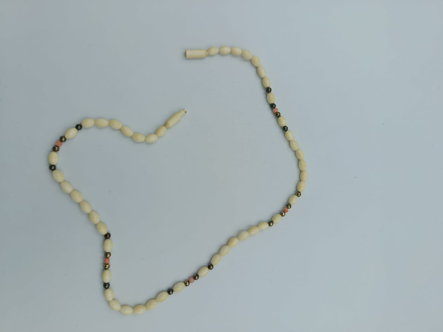 Vintage-Kette mit cremefarbenen Perlen und Farbakzenten