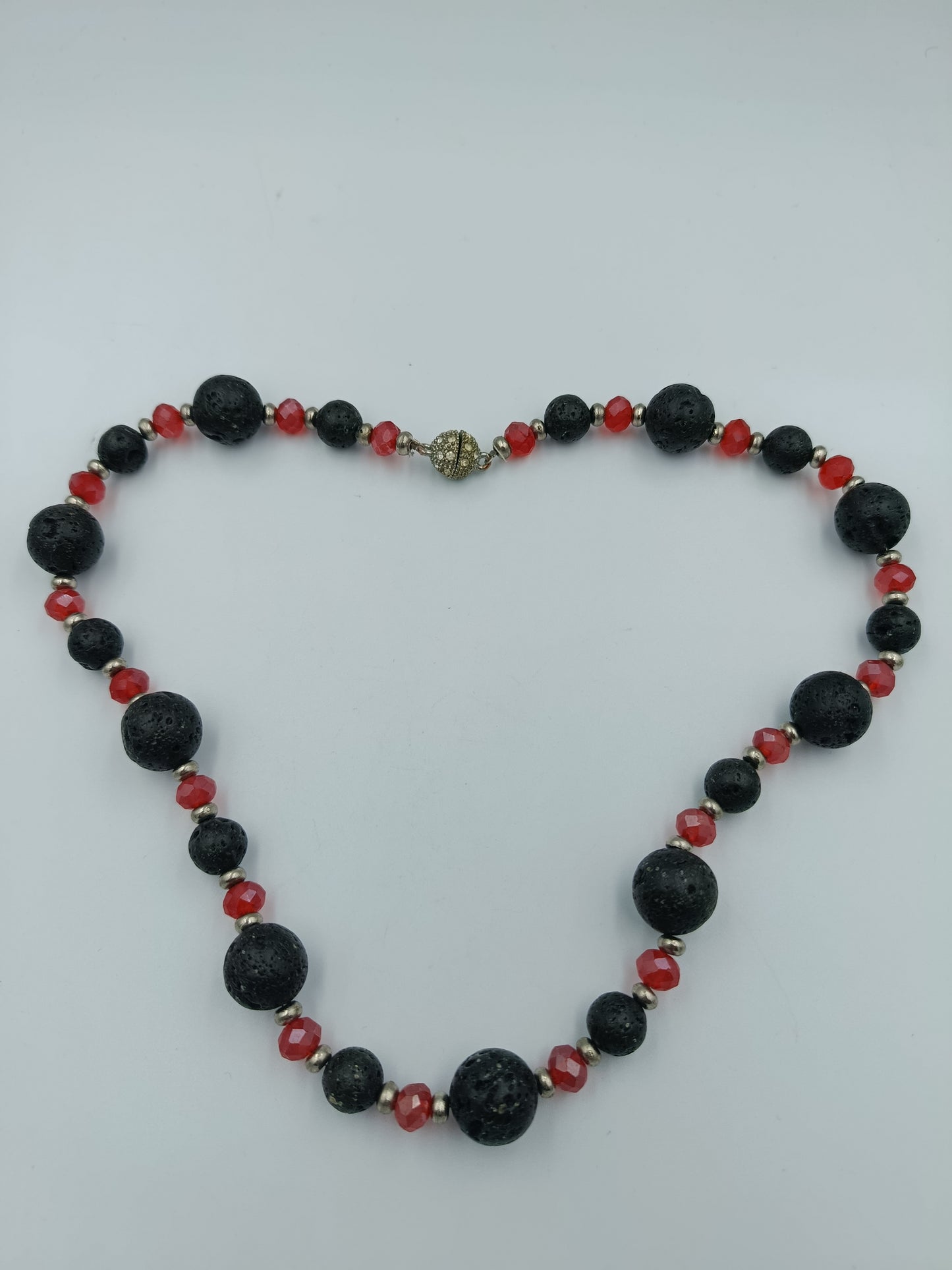 Lava-Perlenkette mit roten Kristall-Highlights