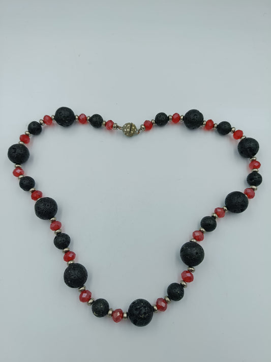 Lava-Perlenkette mit roten Kristall-Highlights