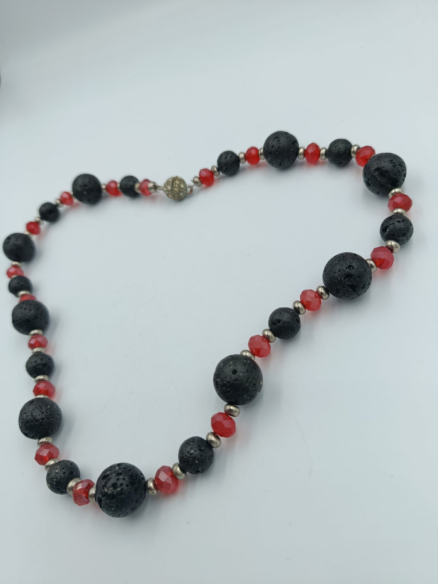Lava-Perlenkette mit roten Kristall-Highlights