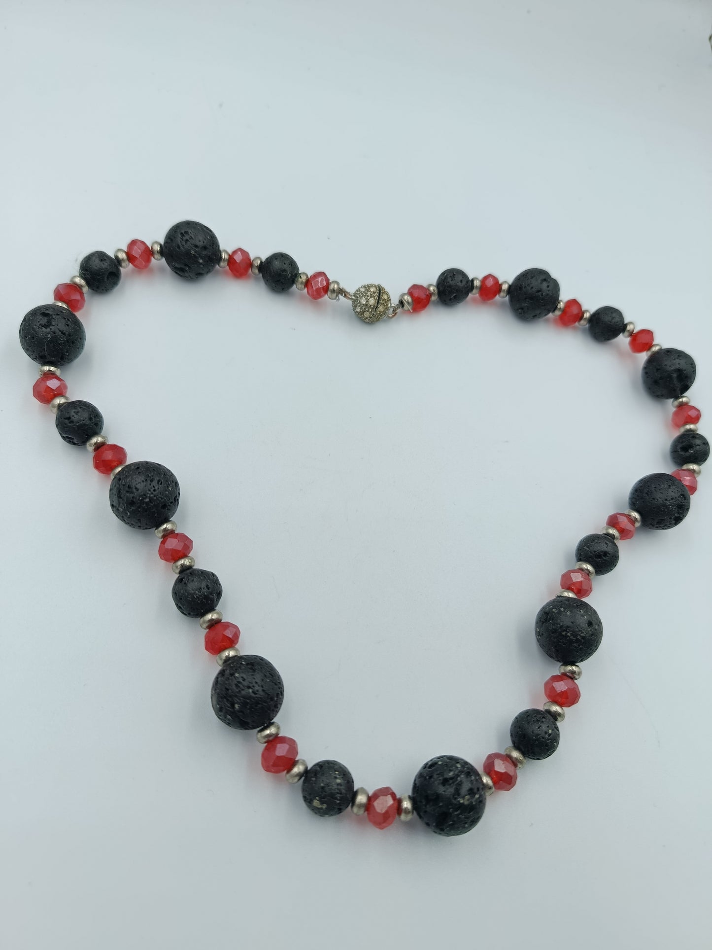 Lava-Perlenkette mit roten Kristall-Highlights
