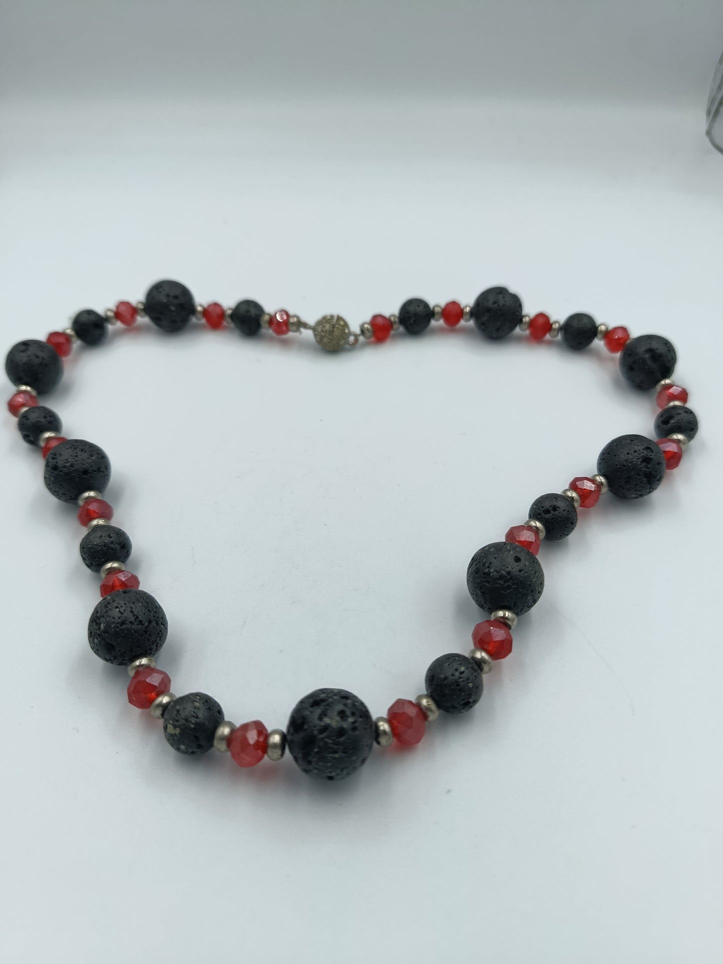 Lava-Perlenkette mit roten Kristall-Highlights