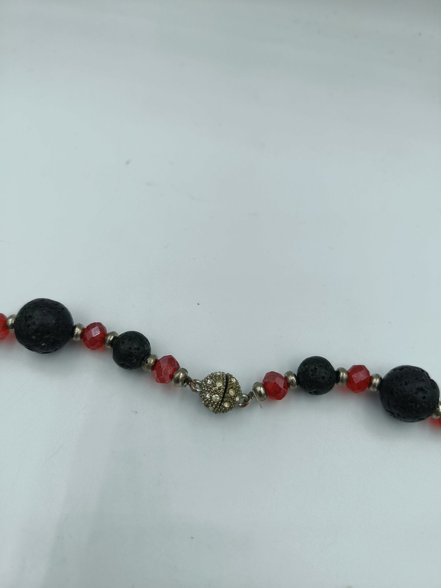 Lava-Perlenkette mit roten Kristall-Highlights