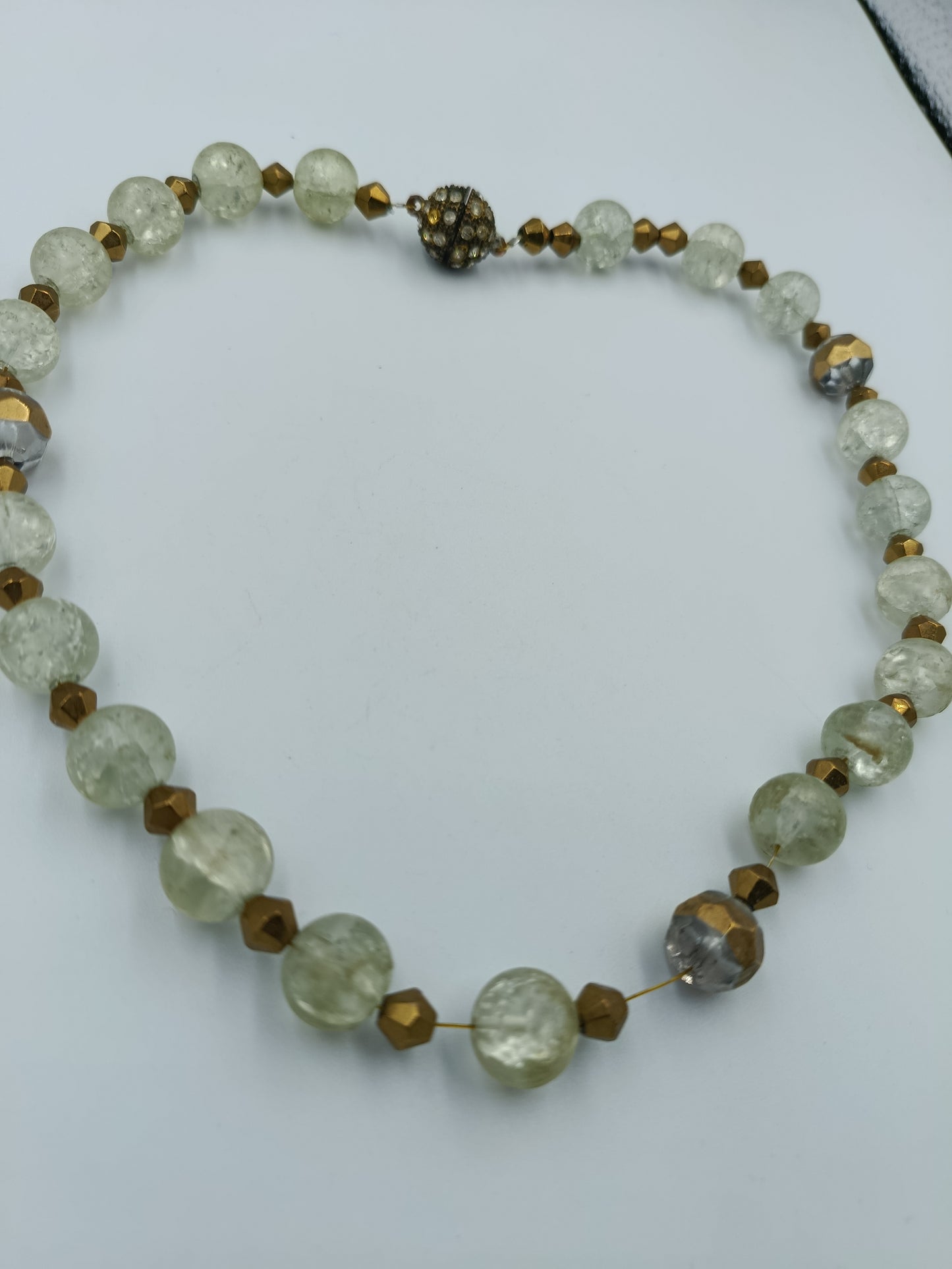 Glasperlenkette in Grün-Gold mit Strassverschluss