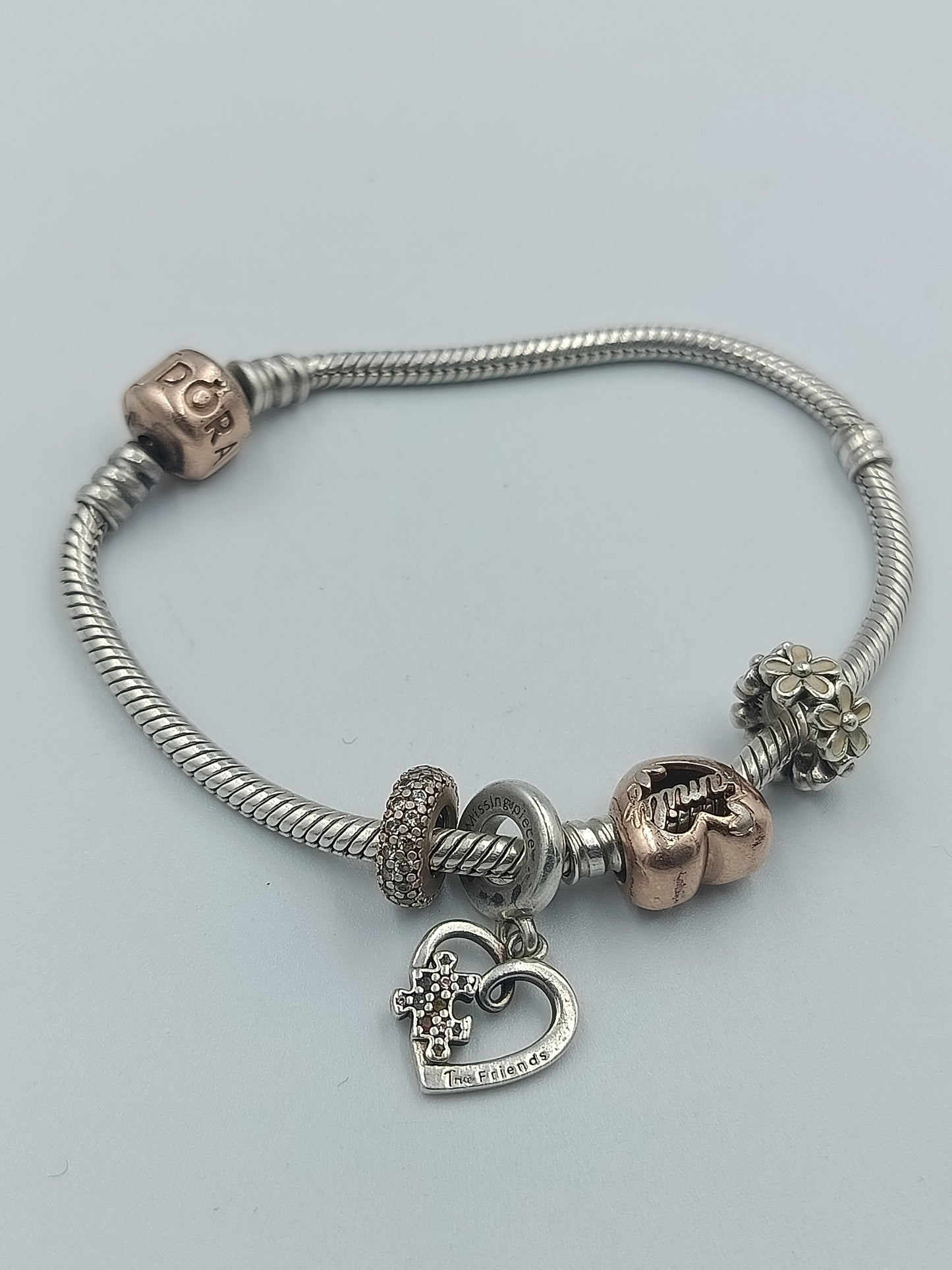 Pandora Armband mit Charms in Silber & Roségoldoptik