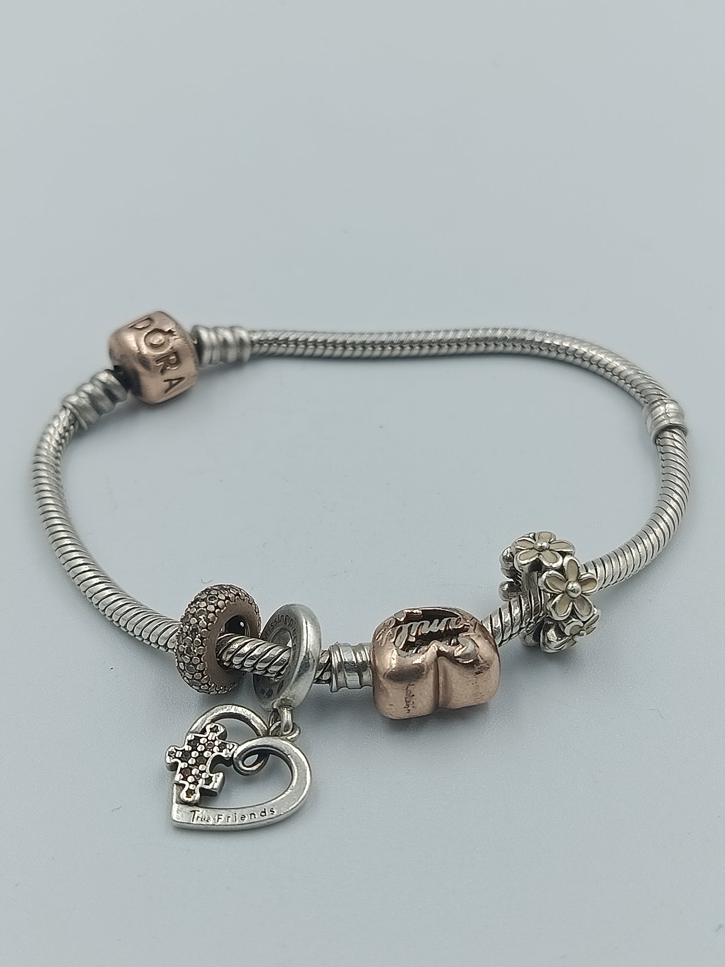 Pandora Armband mit Charms in Silber & Roségoldoptik