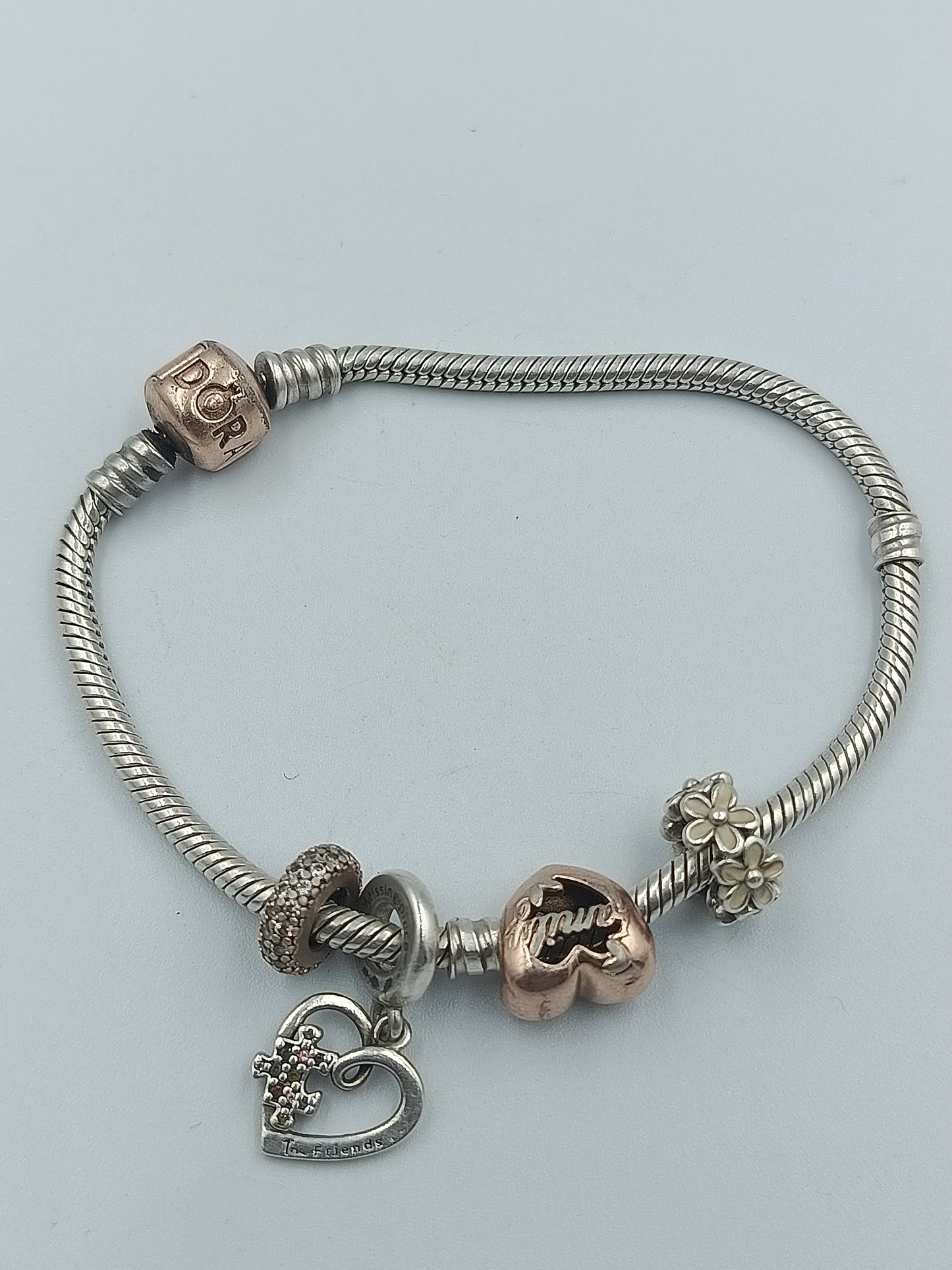 Pandora Armband mit Charms in Silber & Roségoldoptik