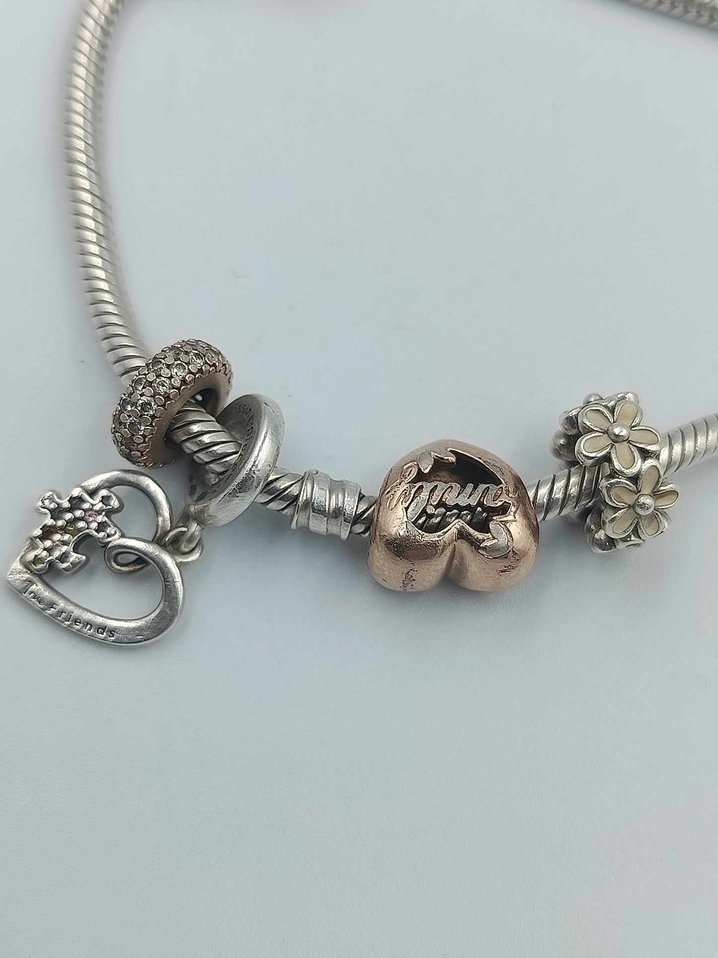 Pandora Armband mit Charms in Silber & Roségoldoptik