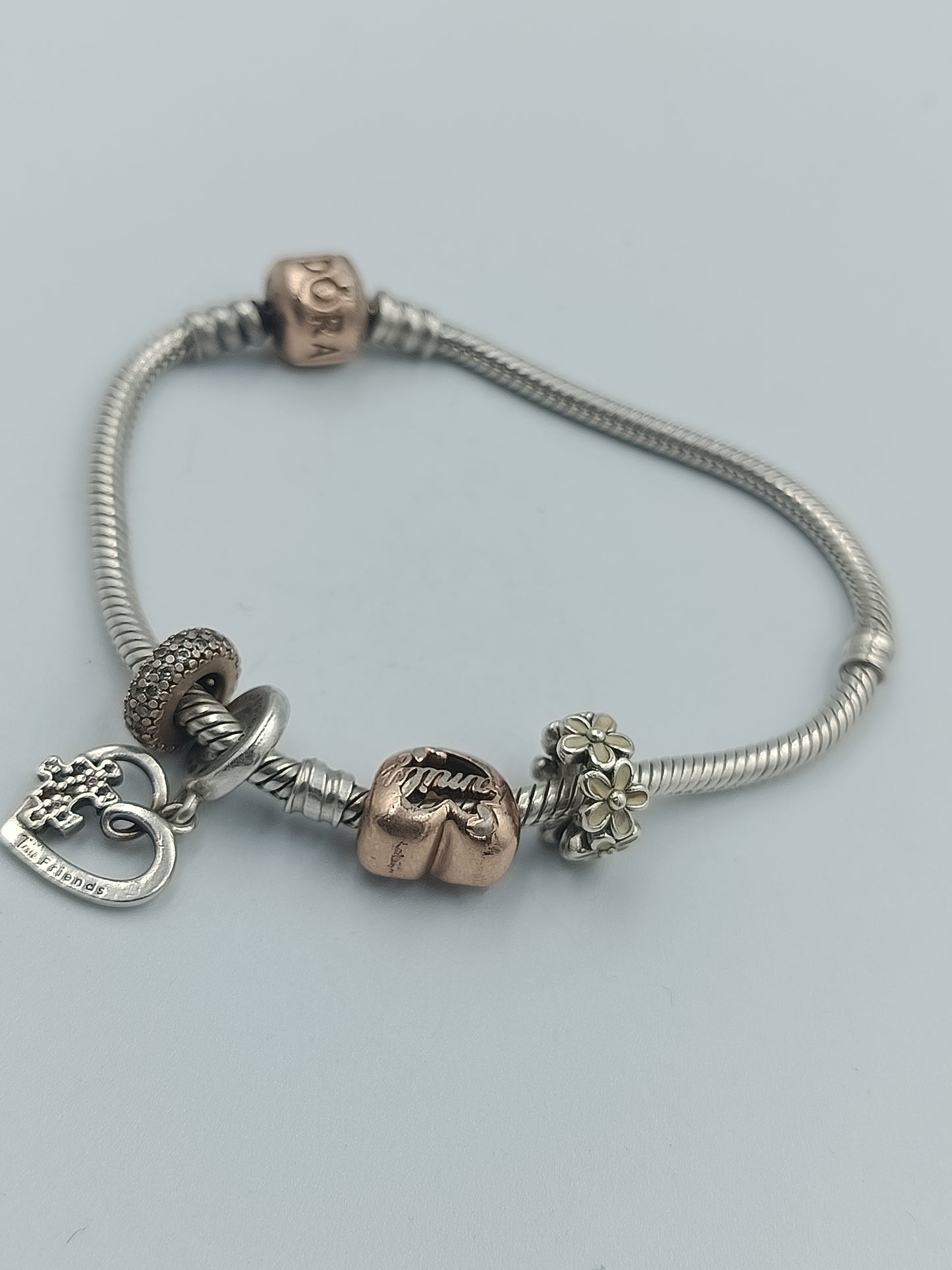 Pandora Armband mit Charms in Silber & Roségoldoptik