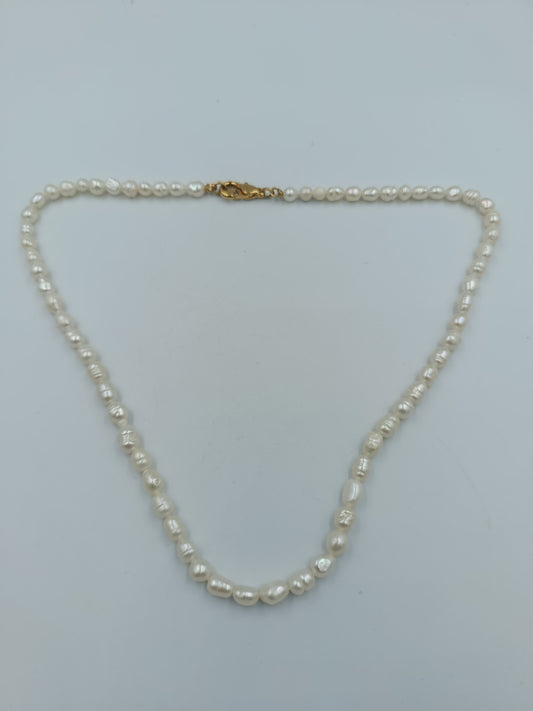 Klassische Halskette mit echten Perlen